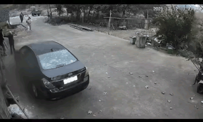 残疾父亲被殴打后，监控画面流出来了，原来两家是积怨已久，不止这一次矛盾。原发