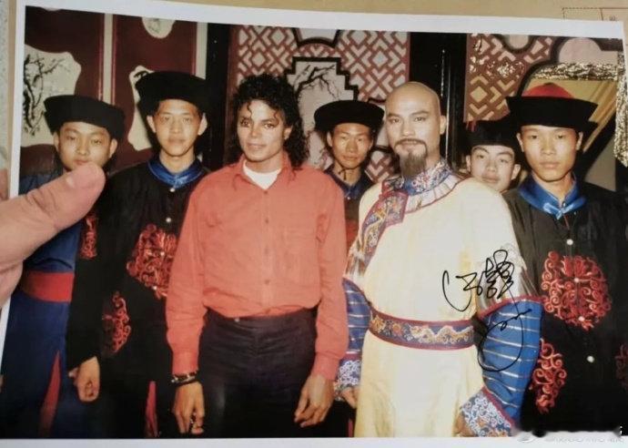 影帝任达华近日现身深圳公开活动，现场分享了一段跨越数十年的珍贵往事。有影迷送上