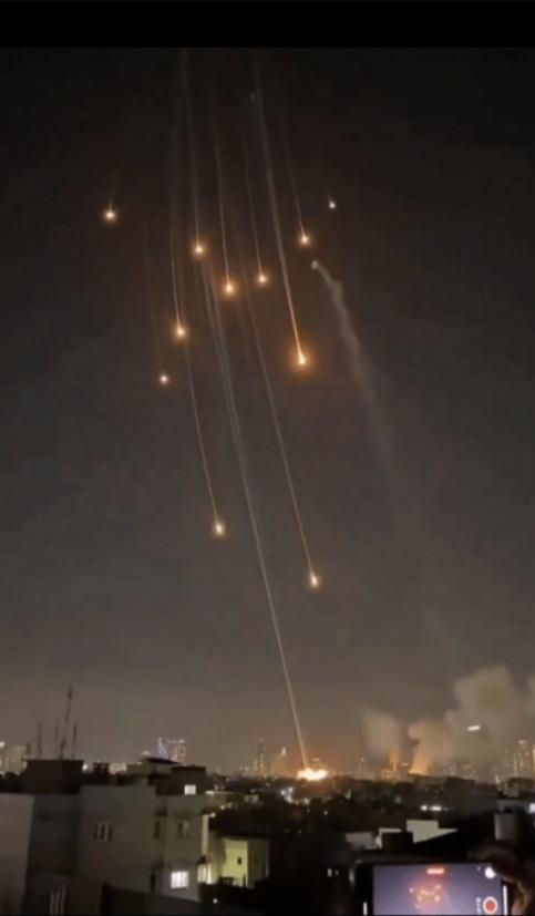 伊朗用一枚携带1.5吨重集束弹头的重型弹道导弹，把165名无辜女学生的血债连本带