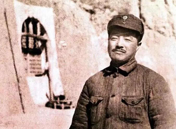 1938年，贺龙派余秋里去收编一支“和尚军”。见面时，和尚二话不说，抬手就是一枪