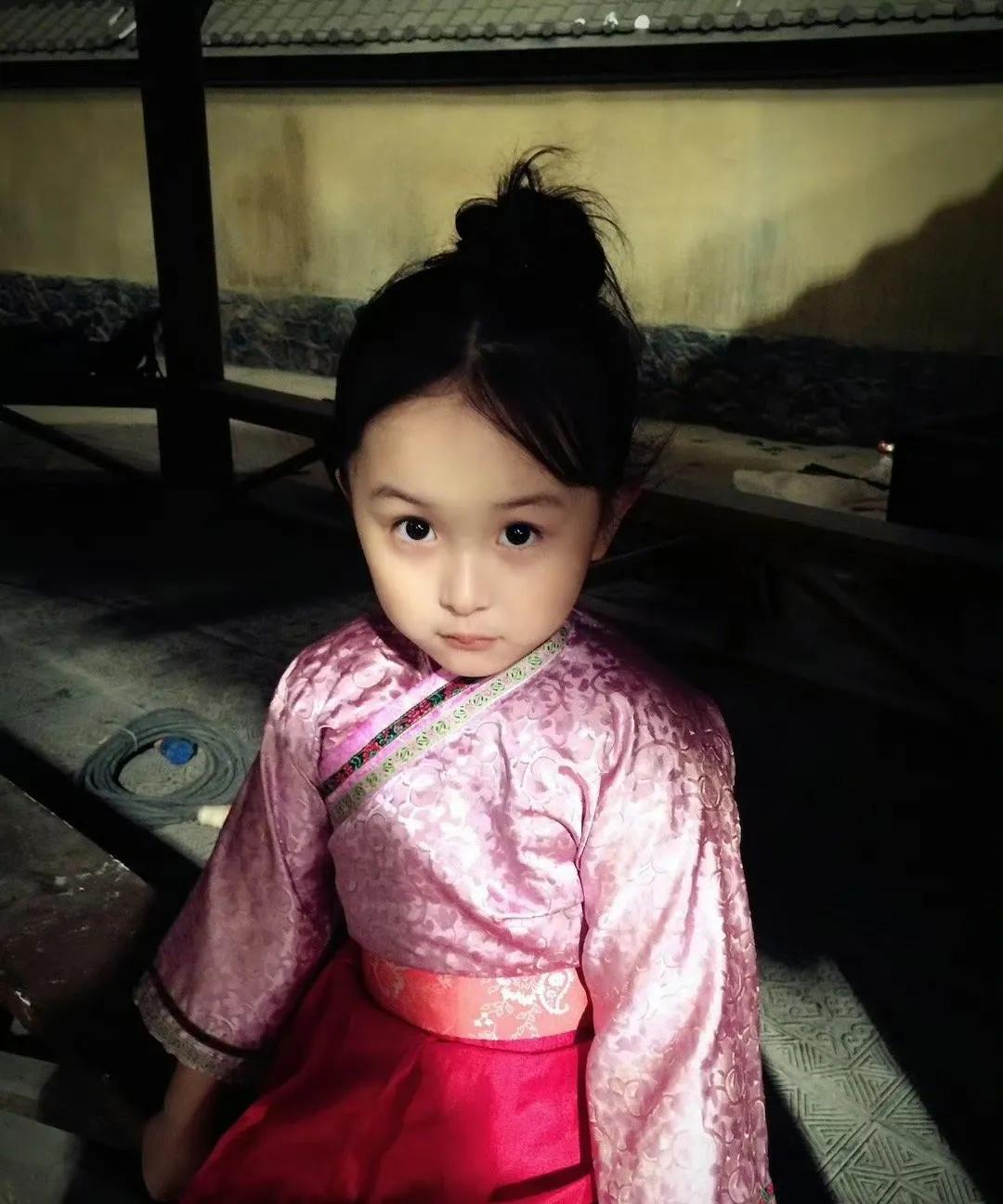 还记得《芈月传》里的小芈月，《知否》里的小明兰吗？全球最年轻的小美女，如今