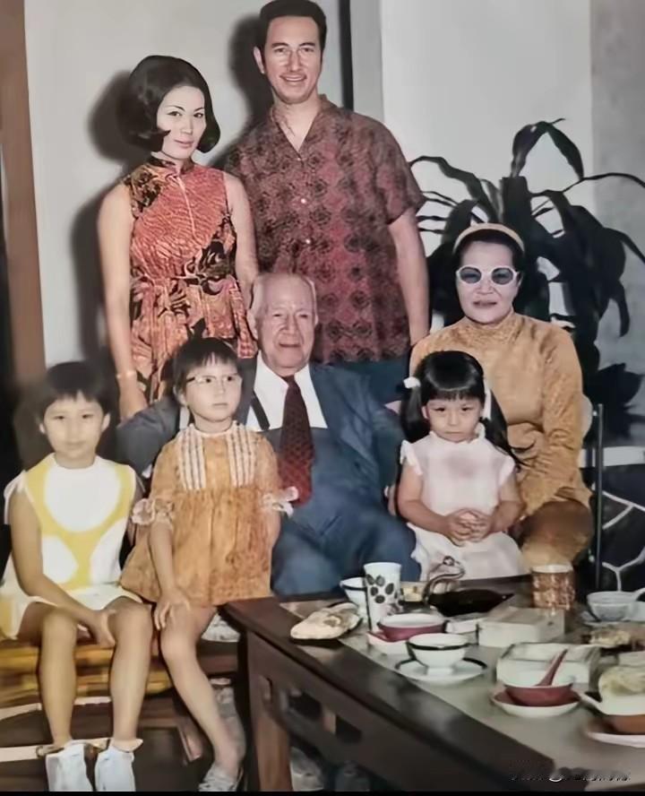 何超琼小时候和外公外婆、父亲母亲在一起合影，他的外公看起来好像是一个外国人，由于