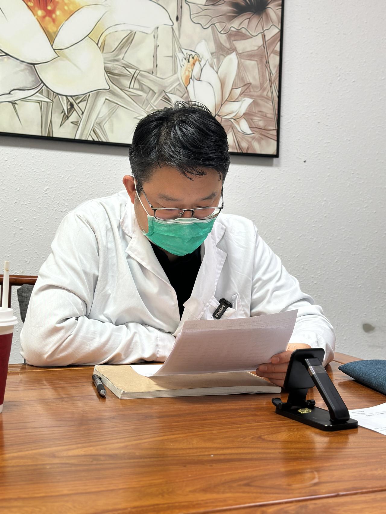 高血压只是降压？我再说一次：90%的人越治越糟！根源在这里大家好，我是中医张