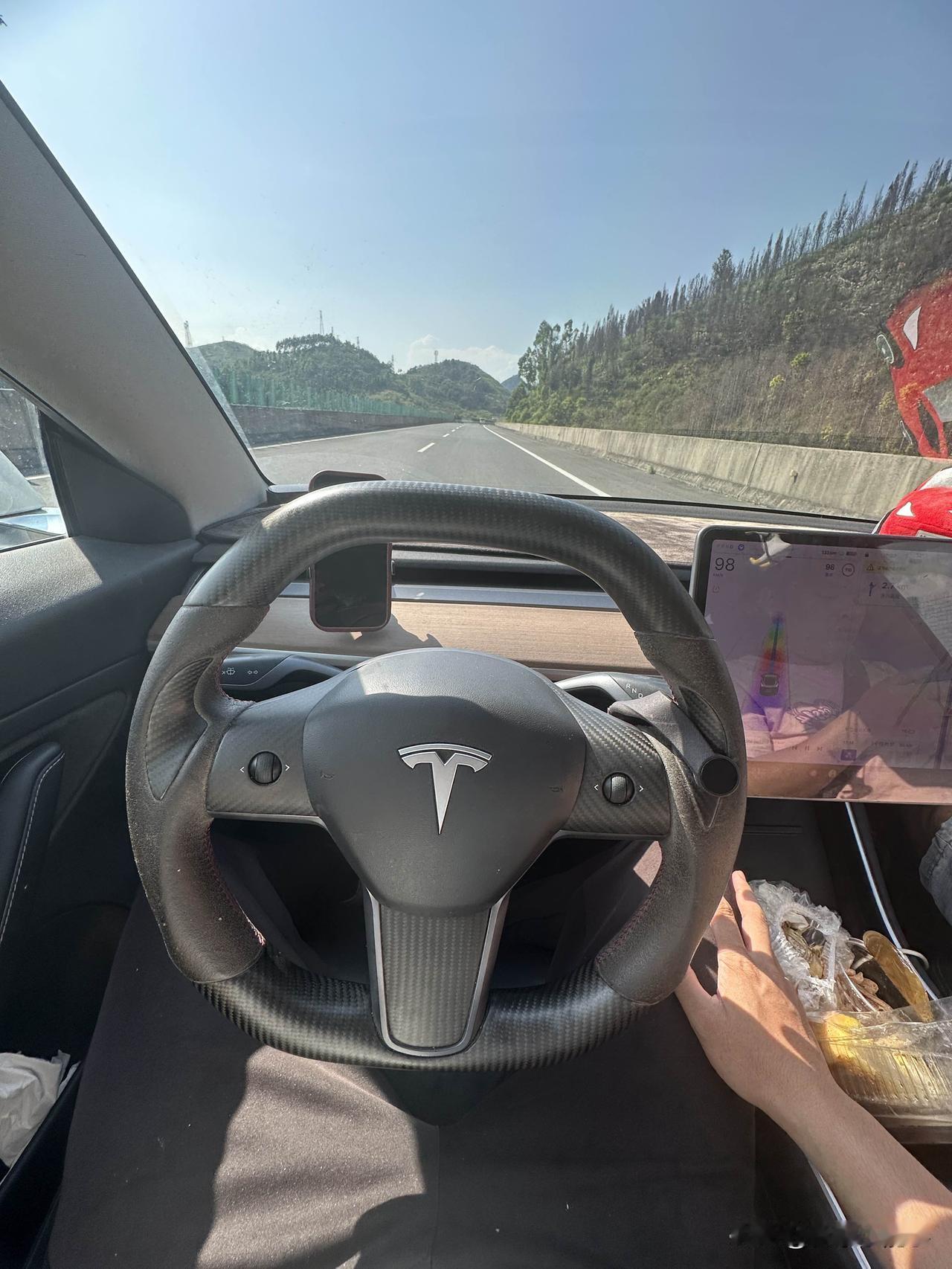 电车在跑高速的时候，怎么样能跑出表显的实际公里数？特斯拉跑高速，实际能跑出表显