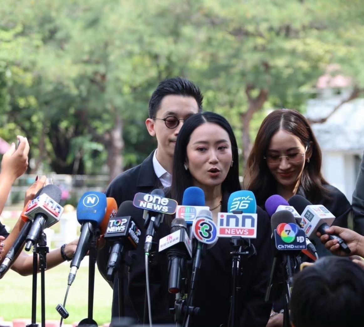 佩通坦又去监狱看望父亲他信去了。这次由佩通坦与丈夫、姐姐萍通塔、姐夫一同前往。