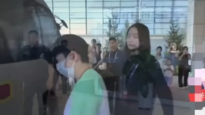 不知注意到没？回看莎莎抵达新疆后那段视频，我发现了一个有趣的细节！莎莎这次变了