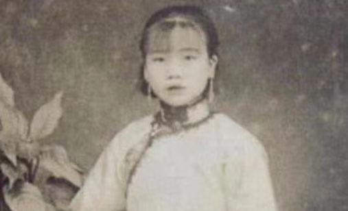1925年，外出7年的陈诚终于回家，妻子迫不及待脱掉衣服爬到床上，谁知却被陈诚一