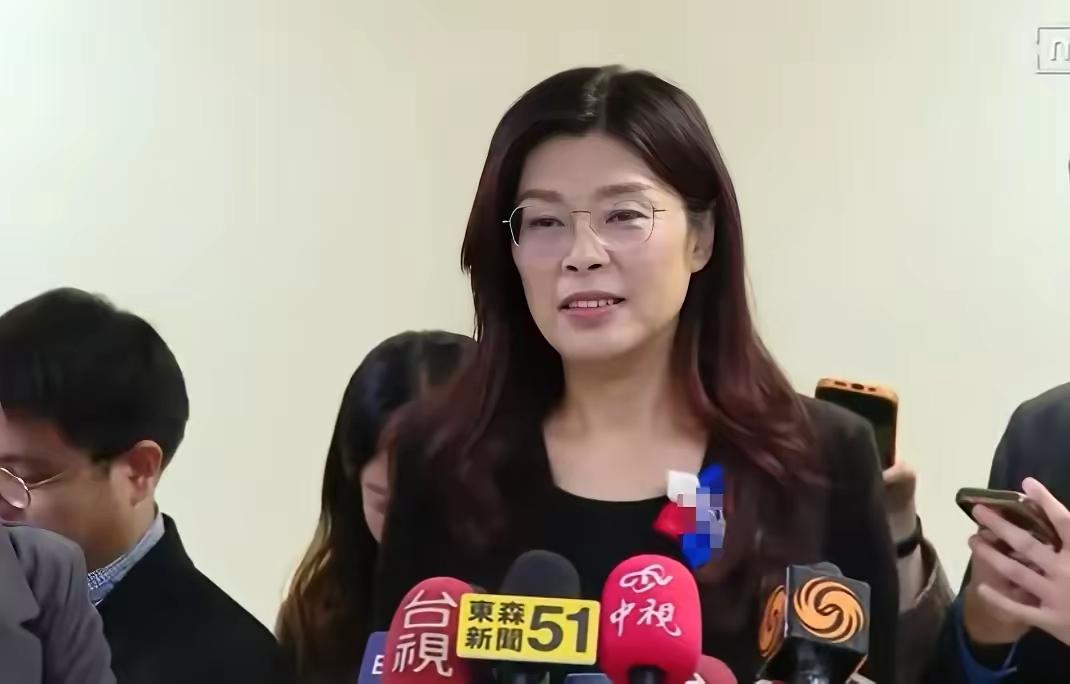 国民党11月3日刚敲定中国台湾地区党内人事调整，郑丽文让傅崐萁当副秘书长，好多人