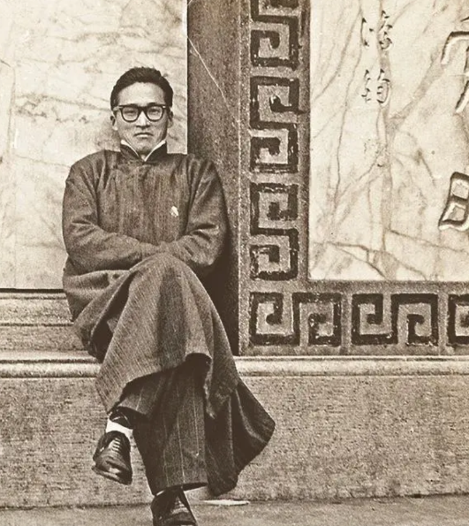 1961年，26岁李敖穷困潦倒，面临辍学的风险时，给胡适写信道：“胡先生，我穷得