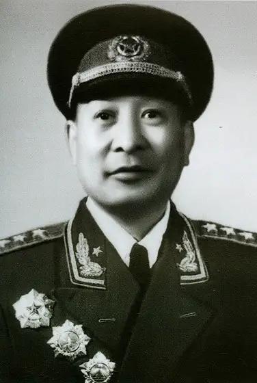 1955年授衔，三个湖南平江老乡的命运在此分岔：两个成了开国上将，另一个只当了民