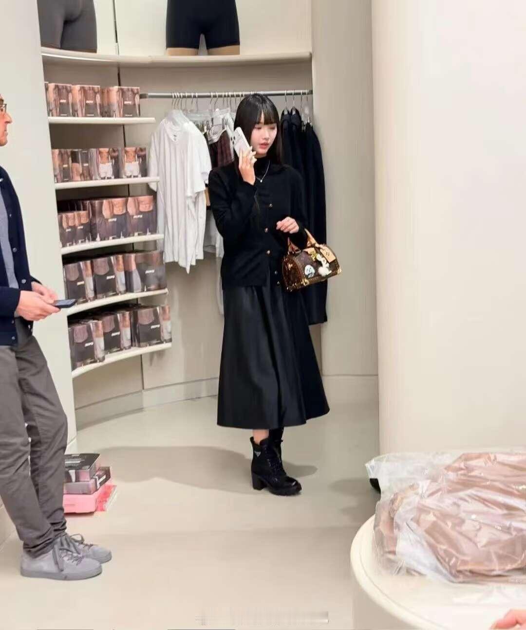 林俊杰和网传女友七七的逛街购物图曝光，林俊杰还贴心的帮女友拎爱马仕包包