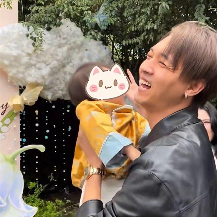 秦霄贤参加发小女儿抓周仪式，秒变女儿奴！对于小孩子，估计没人能够免疫力。对于满周