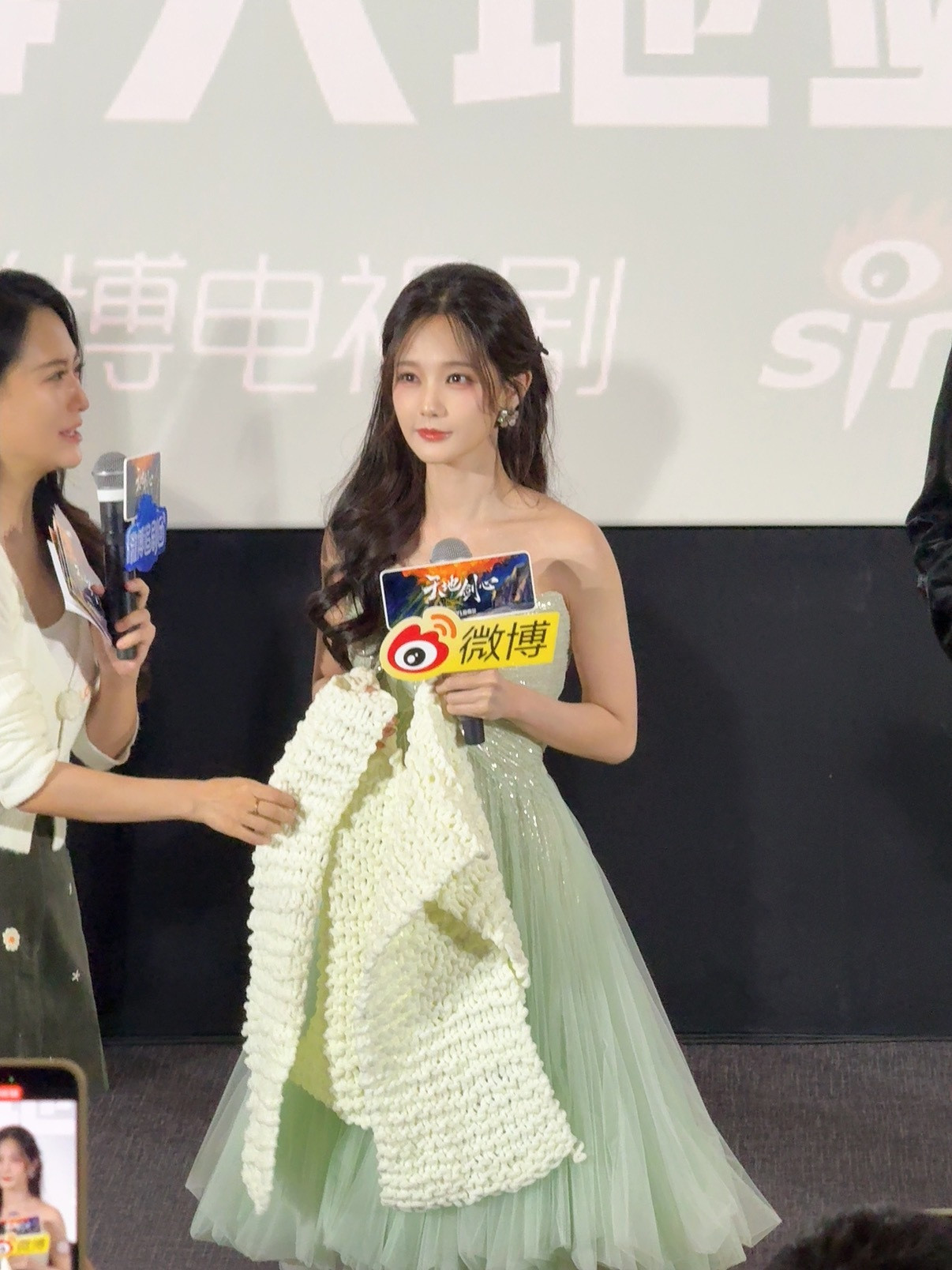 去新浪追剧团看天地剑心居然收到了李一桐亲手织的围巾，再三平复心情后，打下了这些字