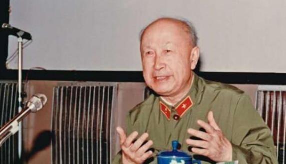 1956年，钱学森受邀参加了秘密会议，提出，我国应该组建火箭军！周总理听后，摇摇