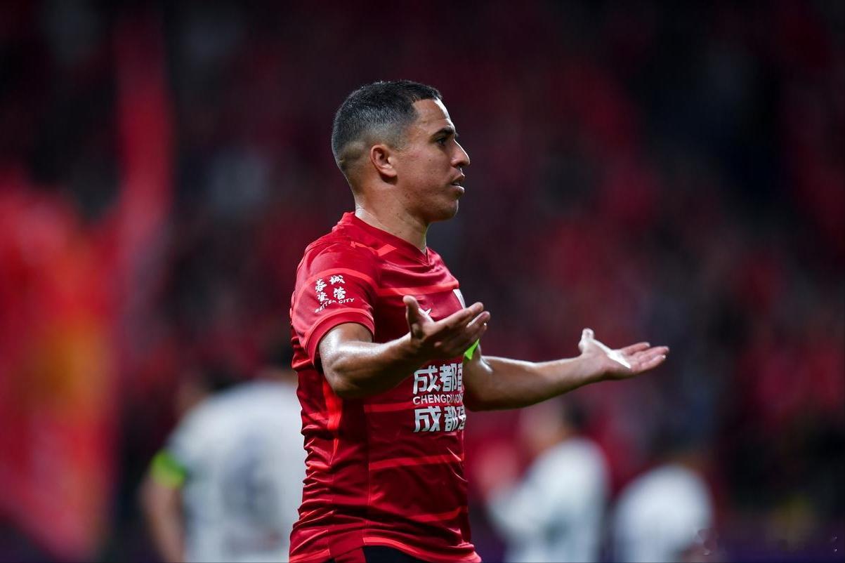 罗二娃当队长了，他于2021年2月加盟成都蓉城，为球队已经效力5个赛季。除了老将