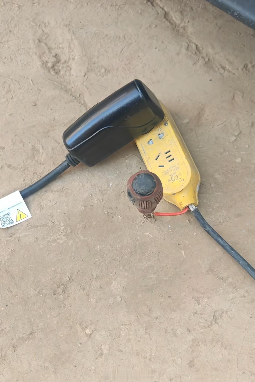 回老家没有充电桩，车主们用随车充花样接地线