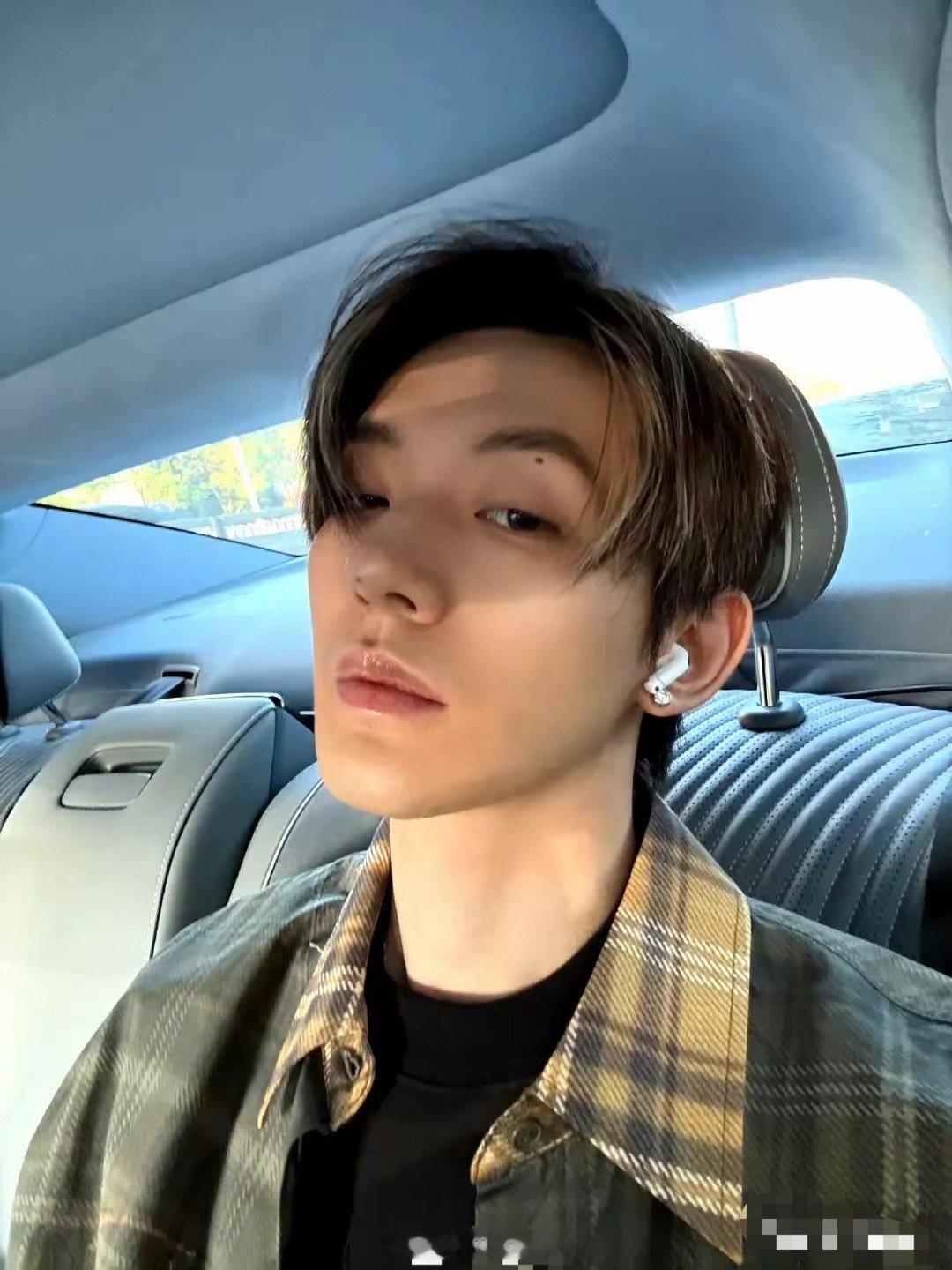 邓为对自己鼻子非常满意呀，时不时就拿出来秀一下！​​​