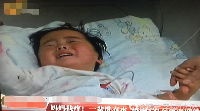 孩子掉进盆里让奶奶不知所措, 父母看到后脸色也白了, 医生看了也摇头