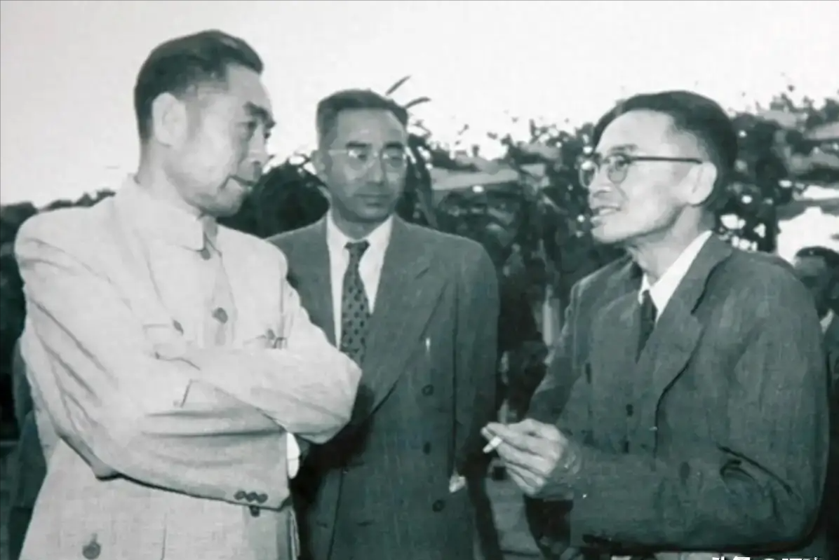1956年，周总理一行人为纪念孙中山先生90周年的诞辰，前往碧云寺祭拜孙中山的衣
