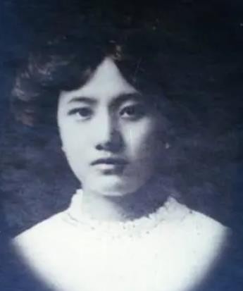 一天早晨，民国女子董竹君忽感下身不适，发现床上竟有一摊血污，吓得花容失色。伺候她