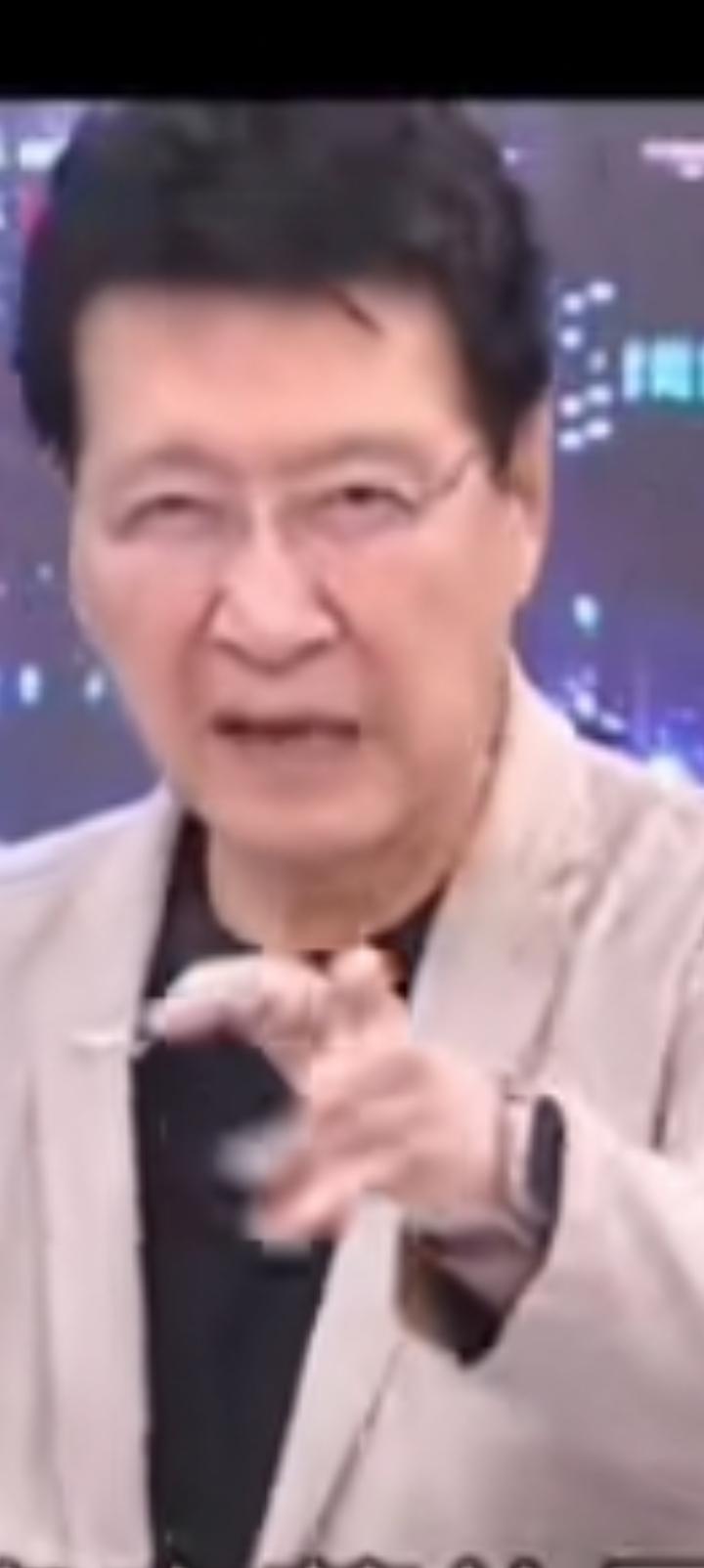 唐湘龙都能混块华为手机，赵少康老大当得憋屈。截至目前台湾名嘴们获赠华为手机的大