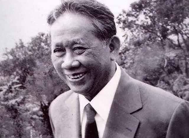 1980年黎笋屯兵180万欲进攻中国，邓颖超出访泰国，一句话摆平风波黎笋这人，