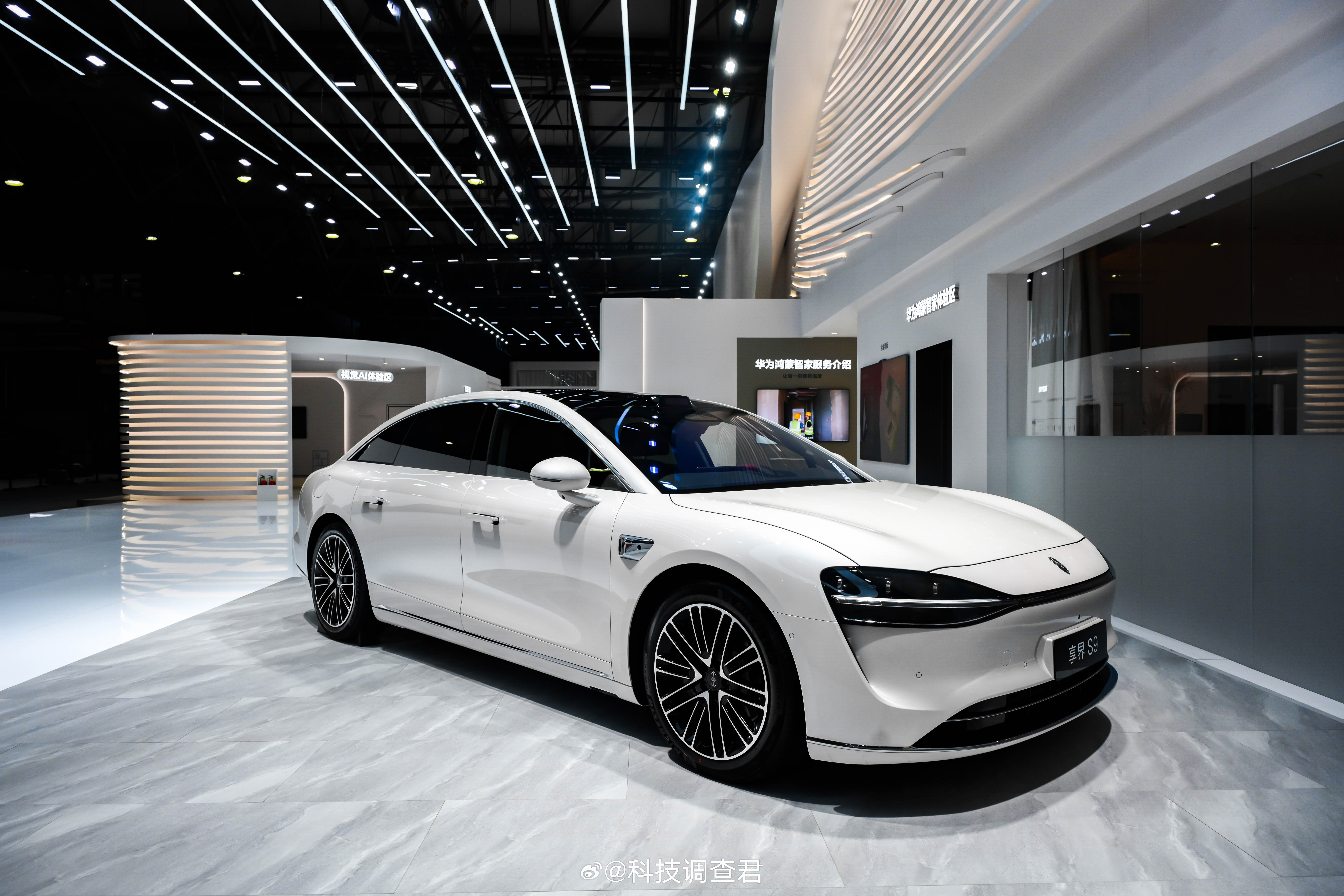 享界粉白新色亮相上海AWE享界S9T和享界S9分别推出星玫粉、月绒白两款全新配