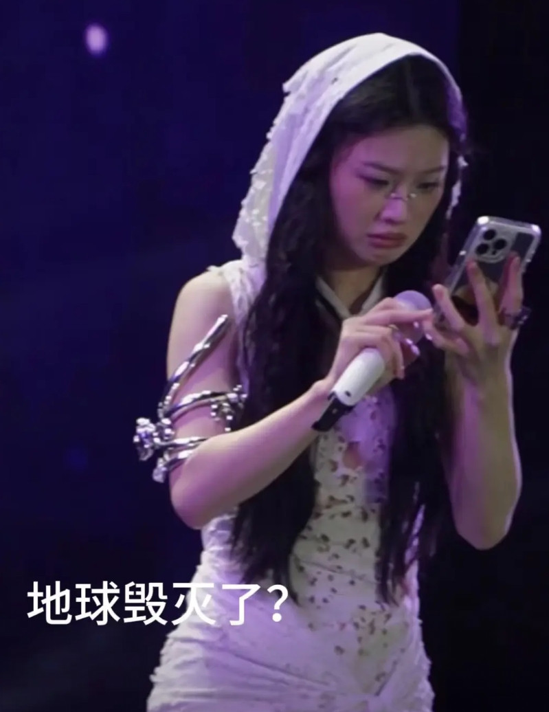 单依纯这次不装了唱完直接翻看手机看看自己到底长的怎么样？她连帽子都戴