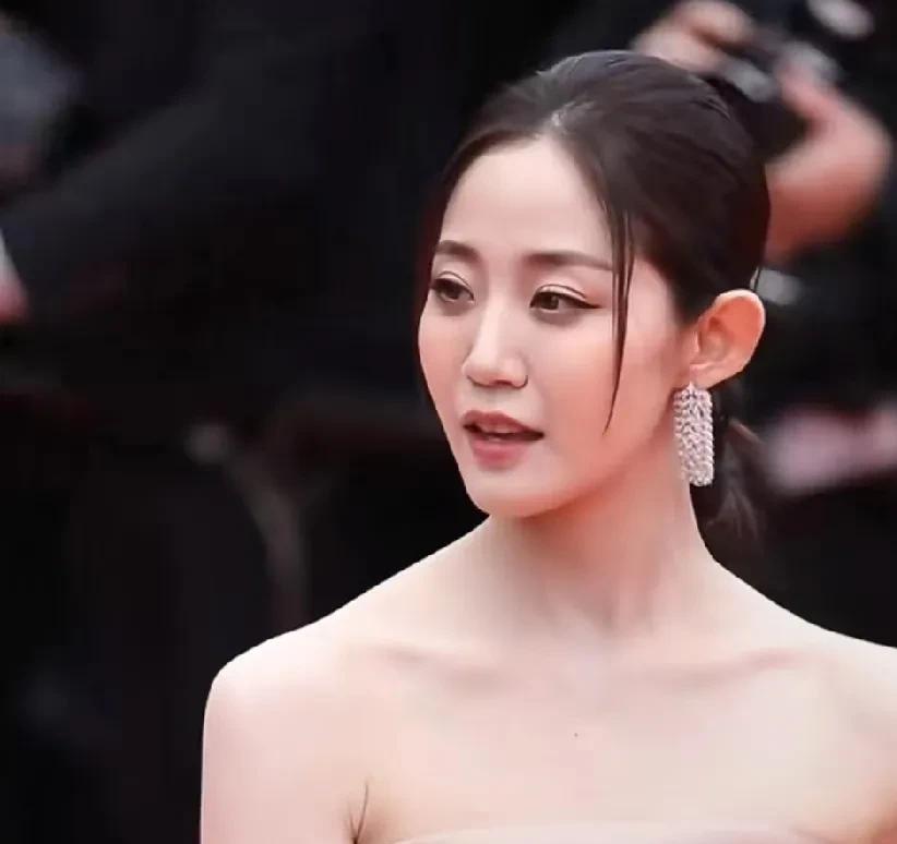 三宝老婆万千慧顶着被赶出去的风险，还是穿着大拖尾礼服走戛纳。今年戛纳有规定的，