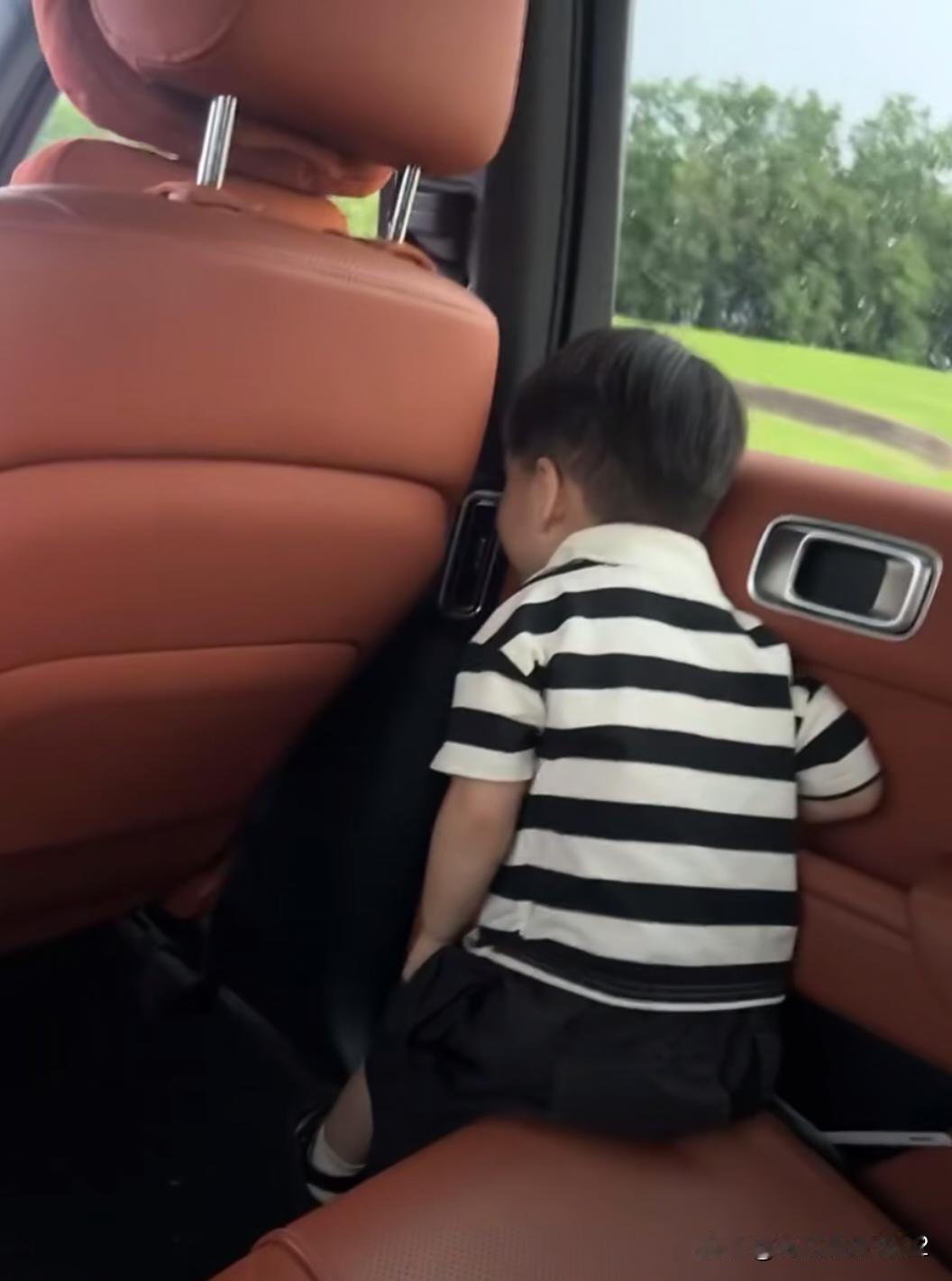 如果你没有后排中间的大电视，那么他就，，，，，哈哈哈哈哈