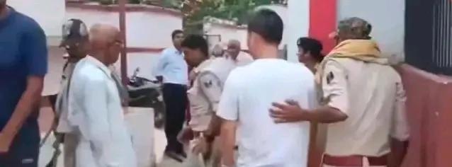 印度抓捕四位中国人画面曝光！这四名中国人据说是在考察尼泊尔奶茶市场的时候，不小