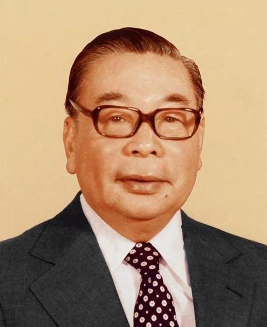 蒋介石晚年一心扶持蒋经国上位，没想到蒋纬国却掌握了军队，最终为了避免兄弟自相残杀