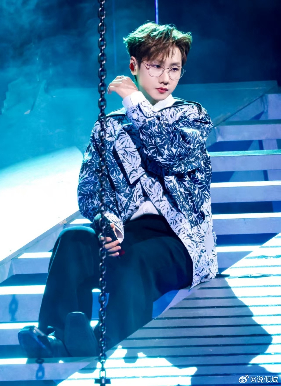 汪苏泷在演唱会上抱了妈妈这一幕也太治愈了吧！泷妈笑得超幸福，他抱着妈妈的样子温柔