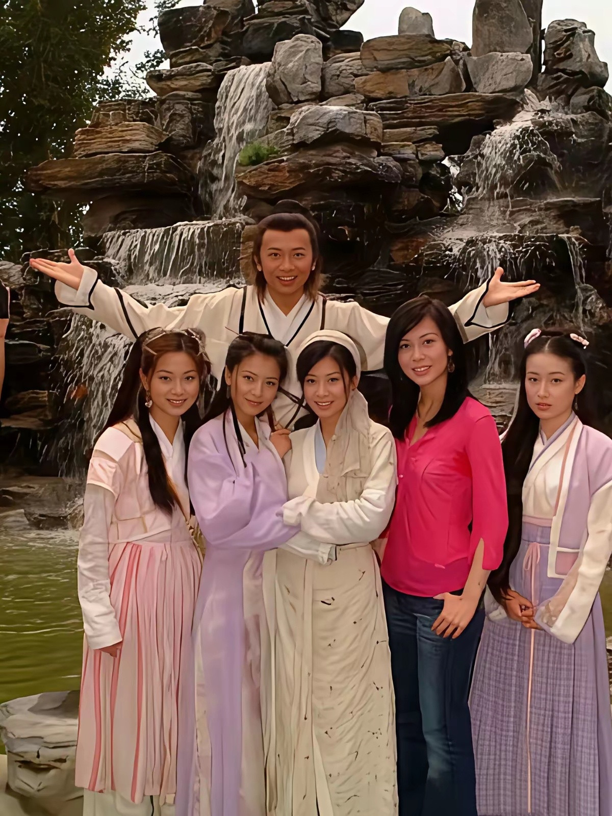 高圆圆挺普通的，这部剧里最美的是郭妃丽，张无忌的娘。那时候看剧，我就感觉周芷若颜