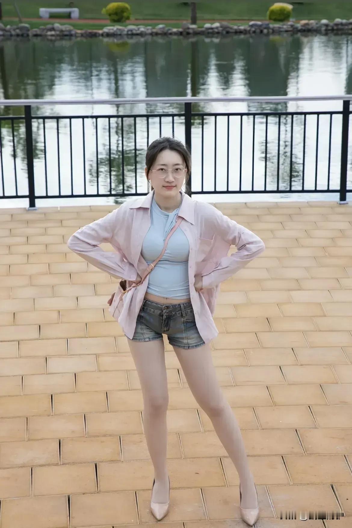 夏日清新穿搭，粉色衬衫牛仔短裤，轻松自在！[比心][比心]🌞👗👠牛仔裤要怎