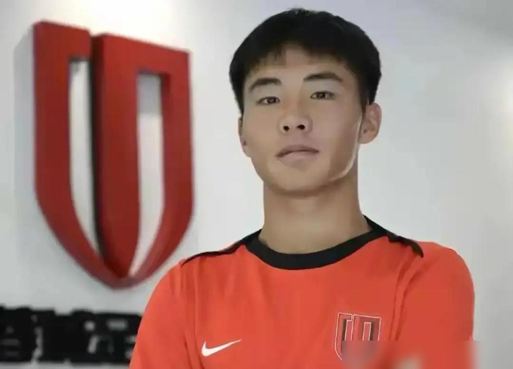 你敢信？国少队的主力前锋，每天泡在训练场，却连上场的资格都没有。背后这潭水，深得