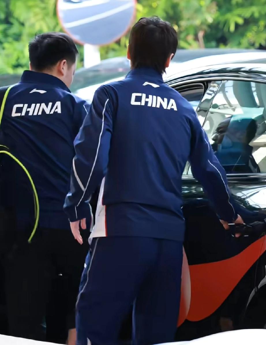 王曼昱准备晚场比赛已经出发上训了！只见任浩指导陪伴其左右，一同出发去训练场做最后