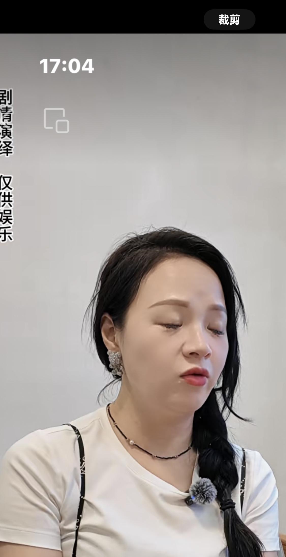 一女子与男友同居怀孕了，男友却跑了。女子无奈地去相亲，想找男人当接盘侠。女子相
