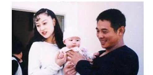 婚礼上的李连杰一脸都是抱得美人归的开心，那一刻的利智美如童话里的公主。不过貌似她