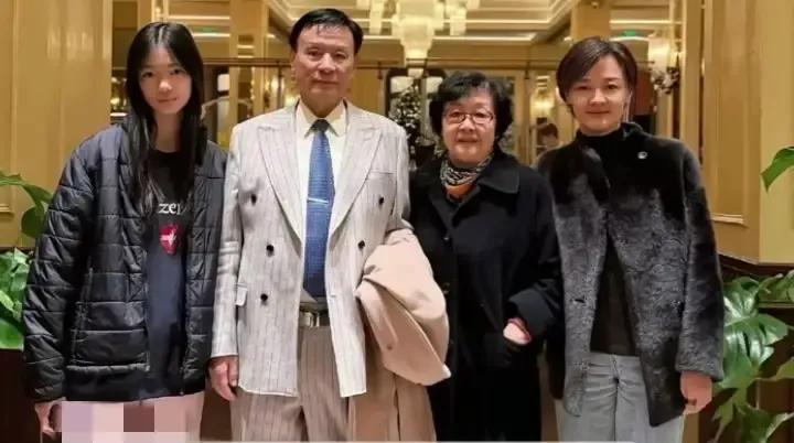 一张照片显沧桑，前央视主持人李小萌携女儿与父母留影于灾区现场这张照片，总让人
