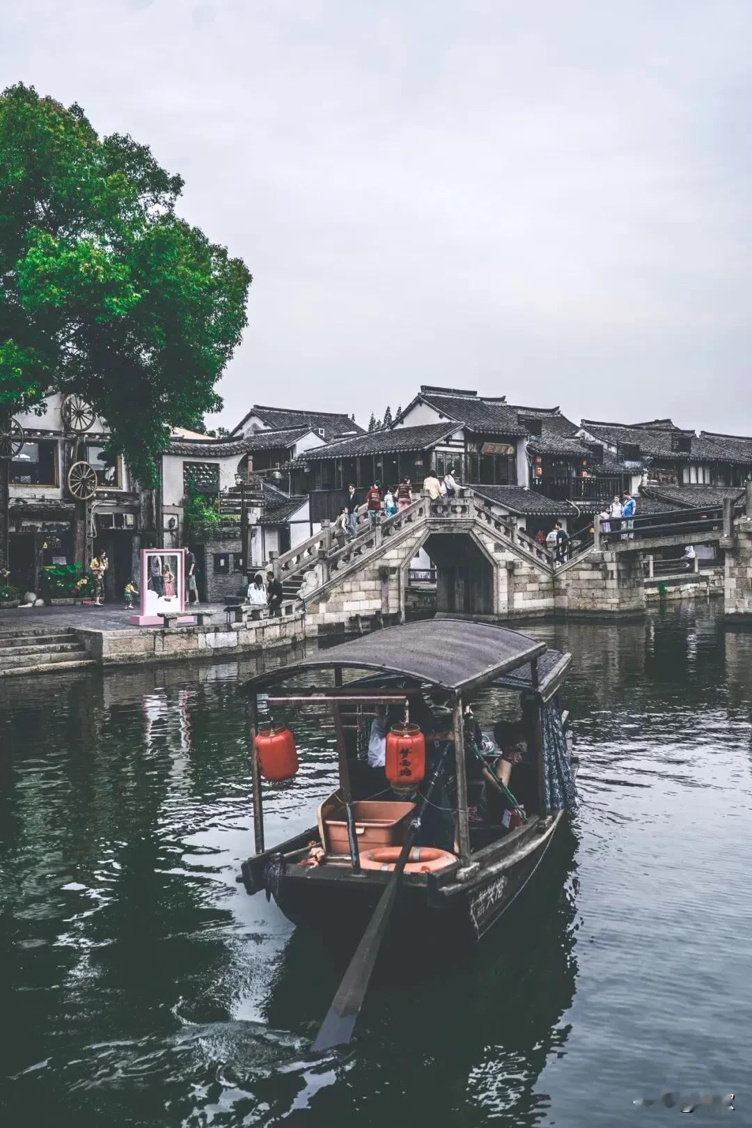 上联:鸟鸣杨柳岸下联:舟行烟波中横批:江山如画