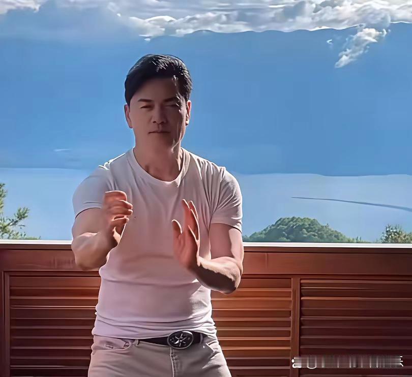 70岁的吕良伟，每天早上起床后在自家阳台锻练，能保持这身板，真不容易。