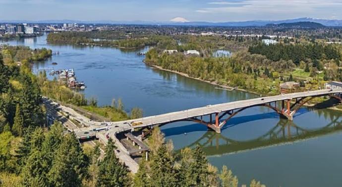 美国螃蟹搞事，州政府急炸锅，背后藏着大隐患。俄勒冈州上个月在河边逮到一只中国来