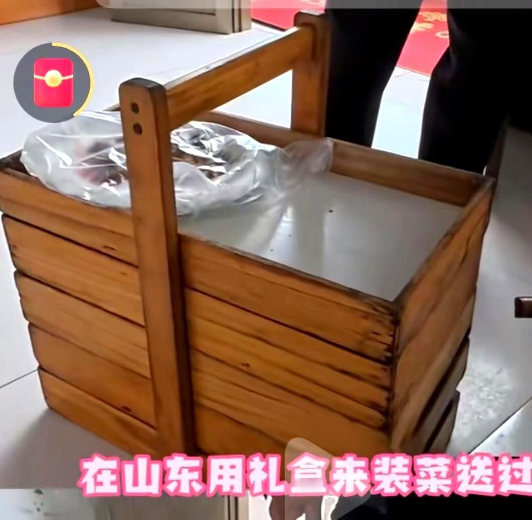 近日，一抖音博主从浙江到山东寻亲被骂上热搜。该博主带着老婆孩子回山东潍坊寻亲，