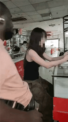 这要是在晚上就危险了，中国又要混乱了，女孩子晚上不敢出门了！刷到女孩被骚扰的