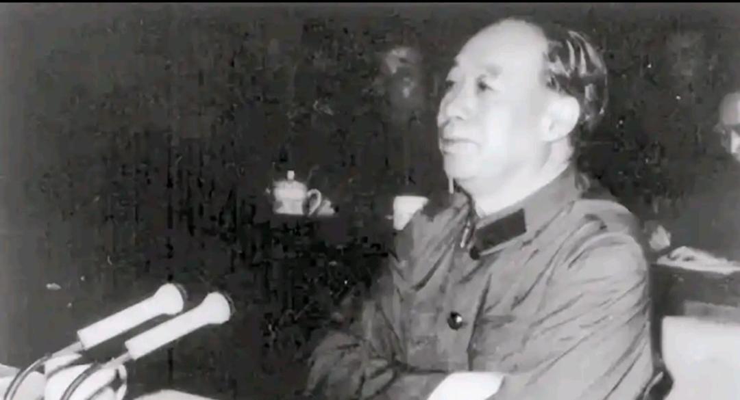 辞职后的汪东兴生活十分简朴且规律。他的日常安排大致如下：上午阅读《人民日报》等时