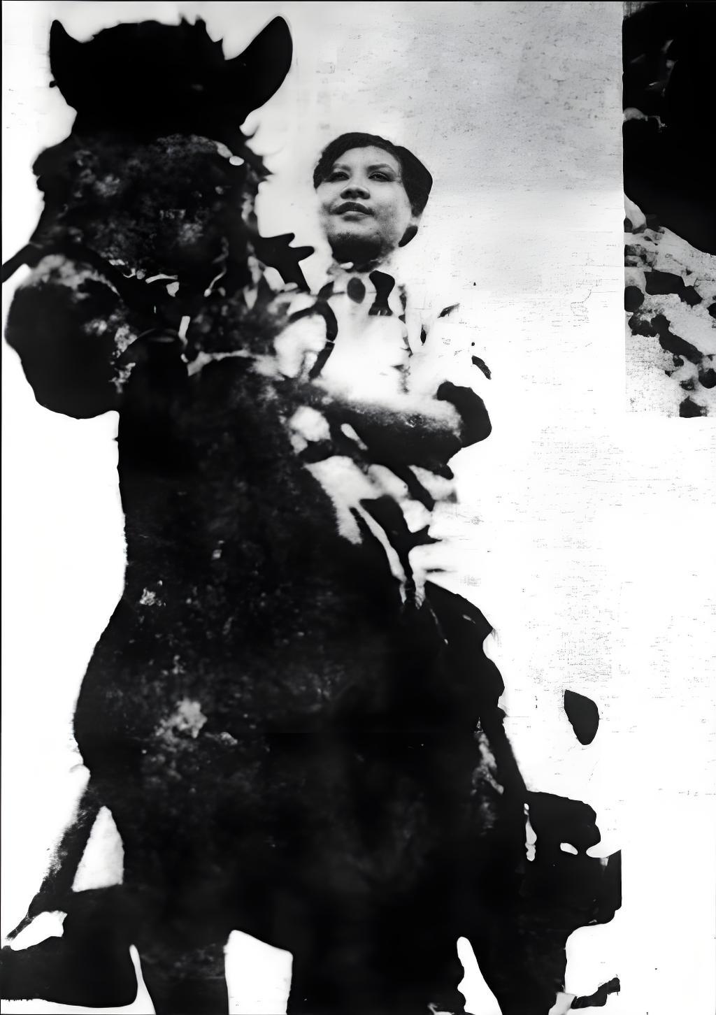 1940年4月26日，山西洪涛山一座破庙外，日军的脚步声越来越近。木门被撞开的刹