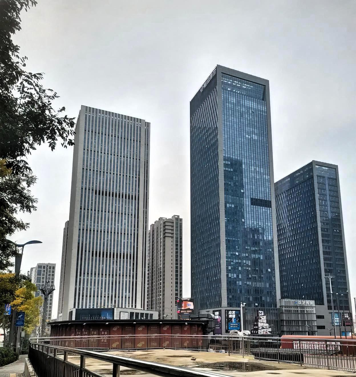 今天做的最正确的决定，就是开盘涨停板卖出一半的实达集团。10：17分一笔大单