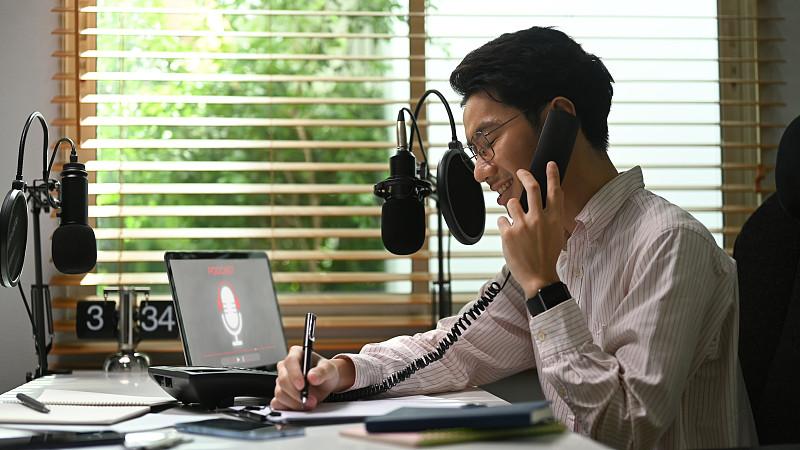 OpenAI那个核心人物，伊尔亚苏茨克维，已经两年没公开露面了。他不是去创业，