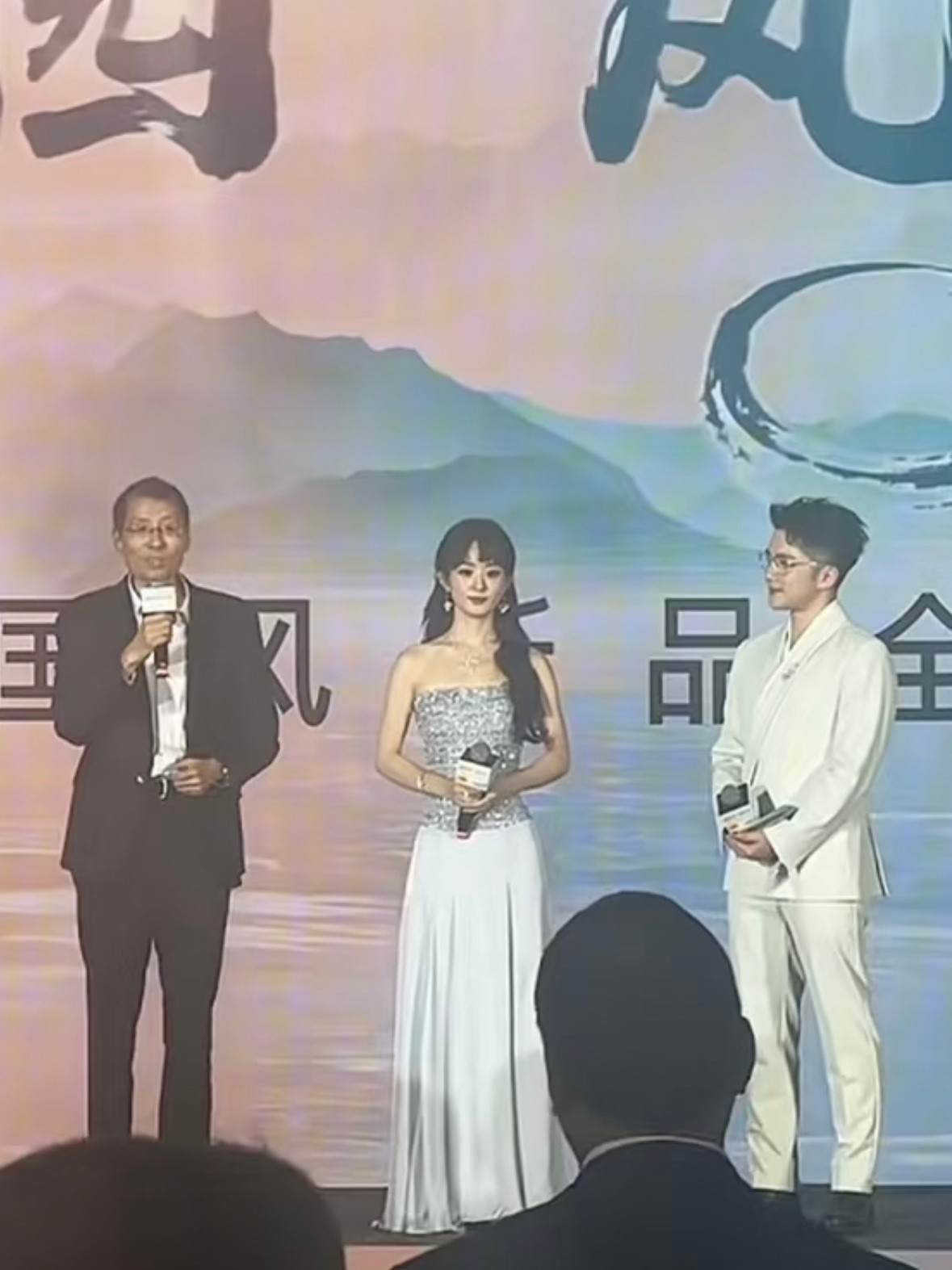 赵丽颖今日活动造型来啦水蓝色长裙